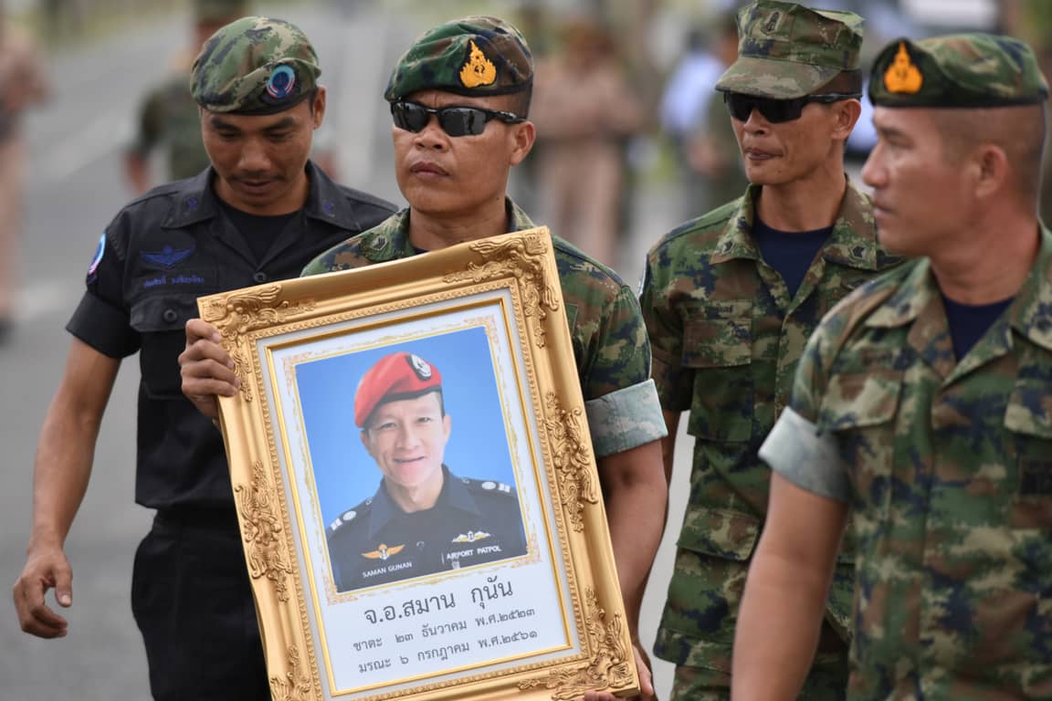 Militärangehörige gedenken dem verunglückten Taucher Saman Kunan