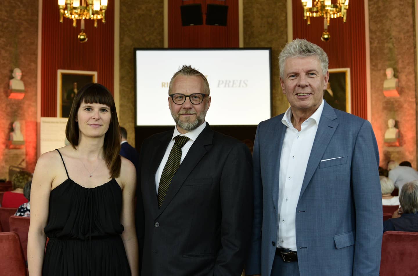 Martin Staudinger (Mitte) bei der Preisverleihung 2019 mit Münchens Oberbürgermeister Dieter Reiter und der SZ-Journalistin Katharina Riehl
