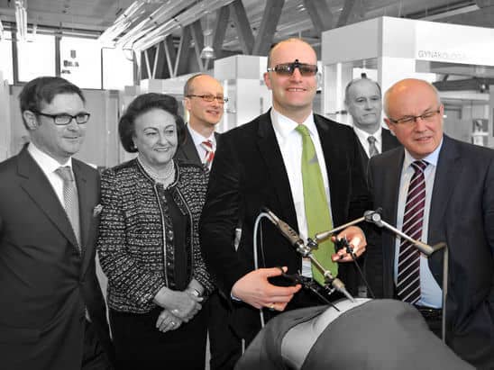 Jens Spahn (third from right) with Volker Kauder (right) during a 2012 visit to the endoscope manufacturer Storz. In the background: Martin Leonhard (third from left). 